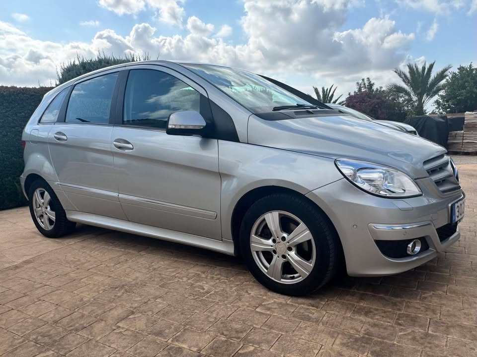 Mercedes-Benz B 180 CDI trunk space