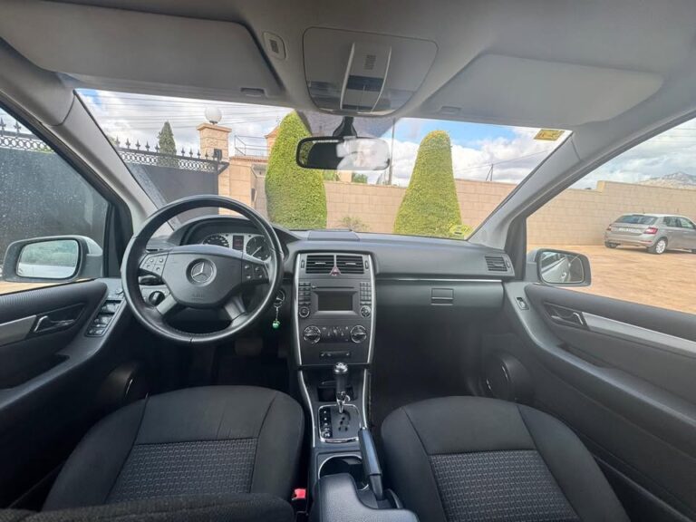 Side view of Mercedes-Benz B 180 CDI