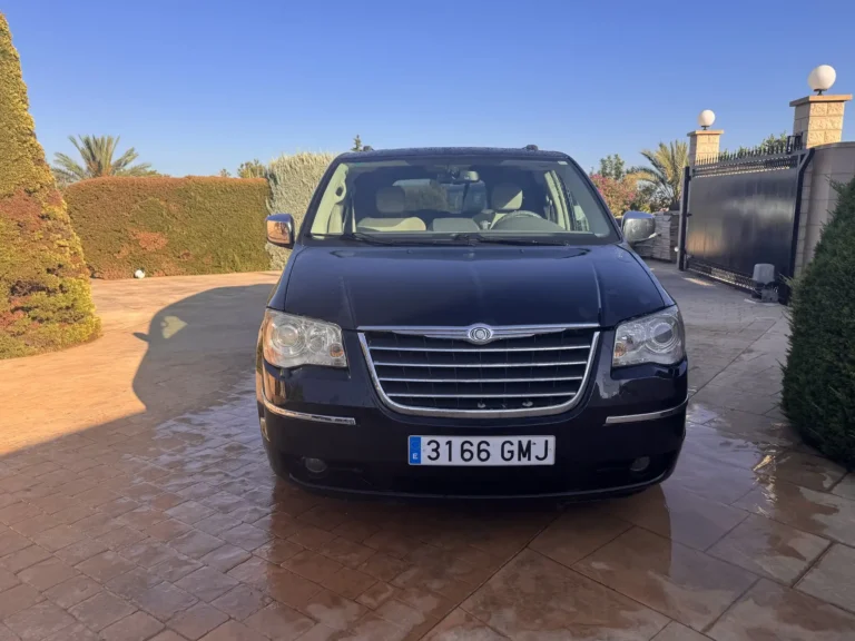 Front view of Chrysler Grand Voyager