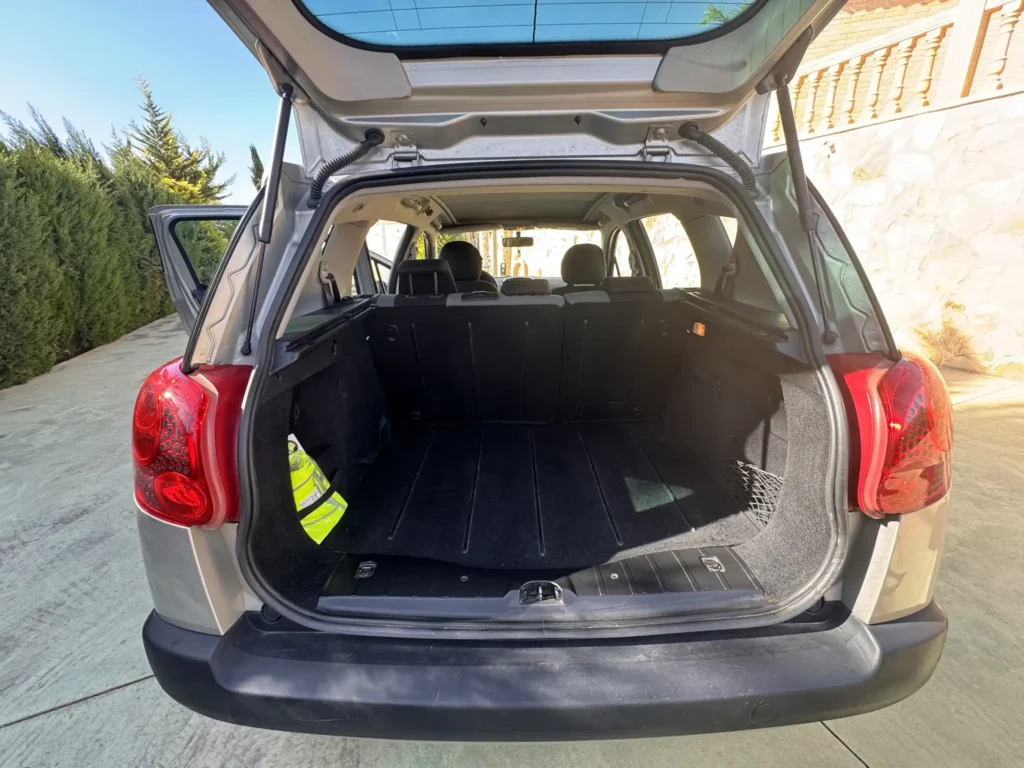 Interior of Peugeot 207 SW with front seats